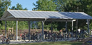 Fahrradstellplätze, zum Teil sogar überdacht (©Foto. Martin Schmitz)